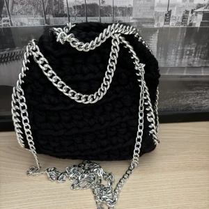 Fin handväska  - Säljer denna handväska från stazzi remake på instagram! Köptes för 550kr har jag för mig. Säljer då den inte används.Och om jag mins rätt sälja inte denna kedja längre❤️