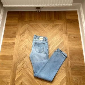 Jacob Cohen Jeans size 36 - Mycket bra skick på jeansen. Väldigt snygga och skönt material. Passar väl ca 170-180. Skriv bara för fler bilder eller frågor🙌🏽👑