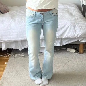 Ljusblå Lågmidjade bootcut jeans - As snygga ljusblå lågmidjade bootcut jeans som tyvärr inte kommer till användning 🫶🏼