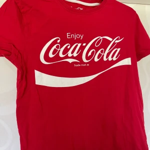 Coca cola tshirt  - Coca cola tshirt i storlek S. Har inte använt på länge. 50kr. 