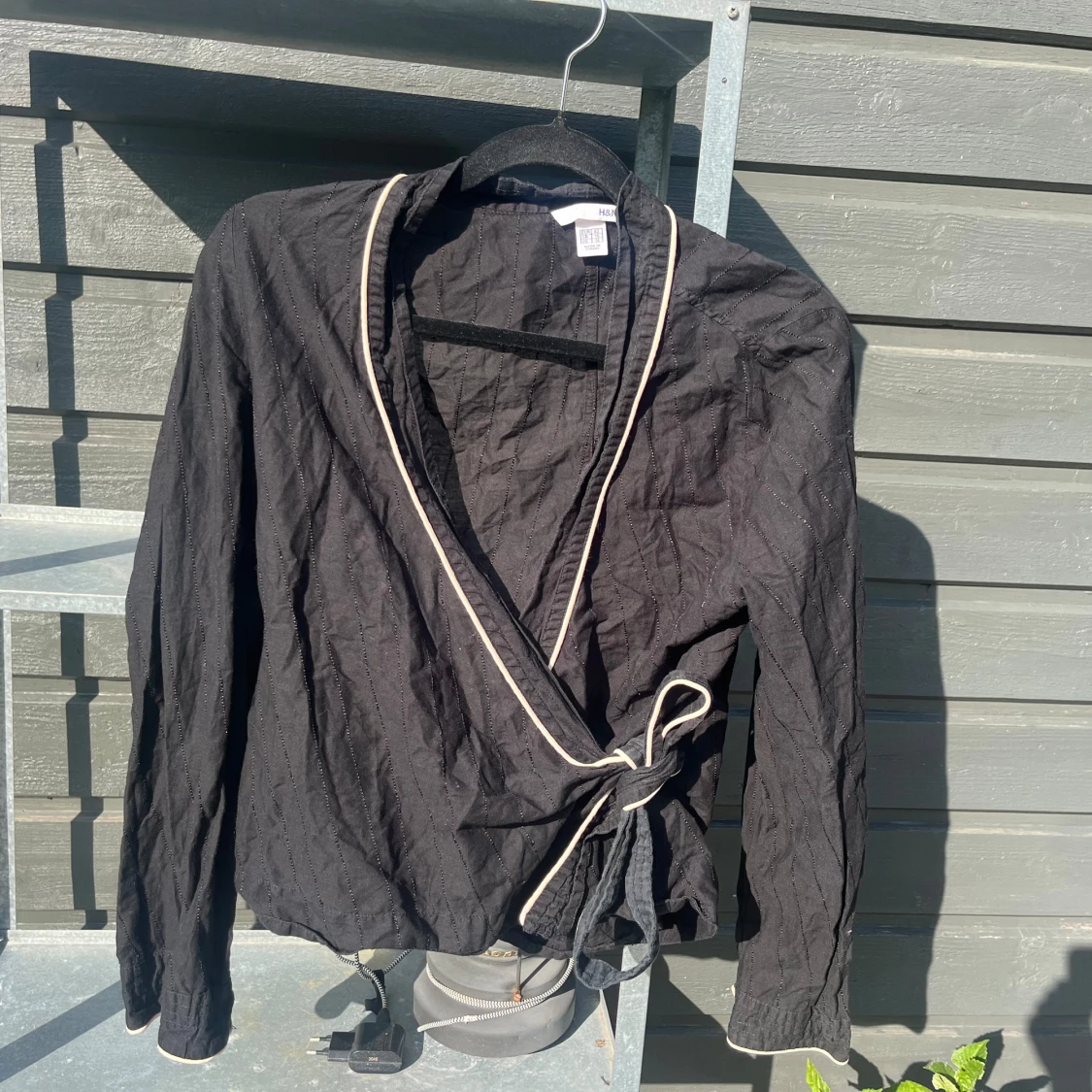 Svart blus med knytning - 90