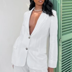 blazer / kavaj i linne  - Vit blazer i linne som är lite figursydd i midjan. Helt ny med lappar kvar, köptes för 799 kr 