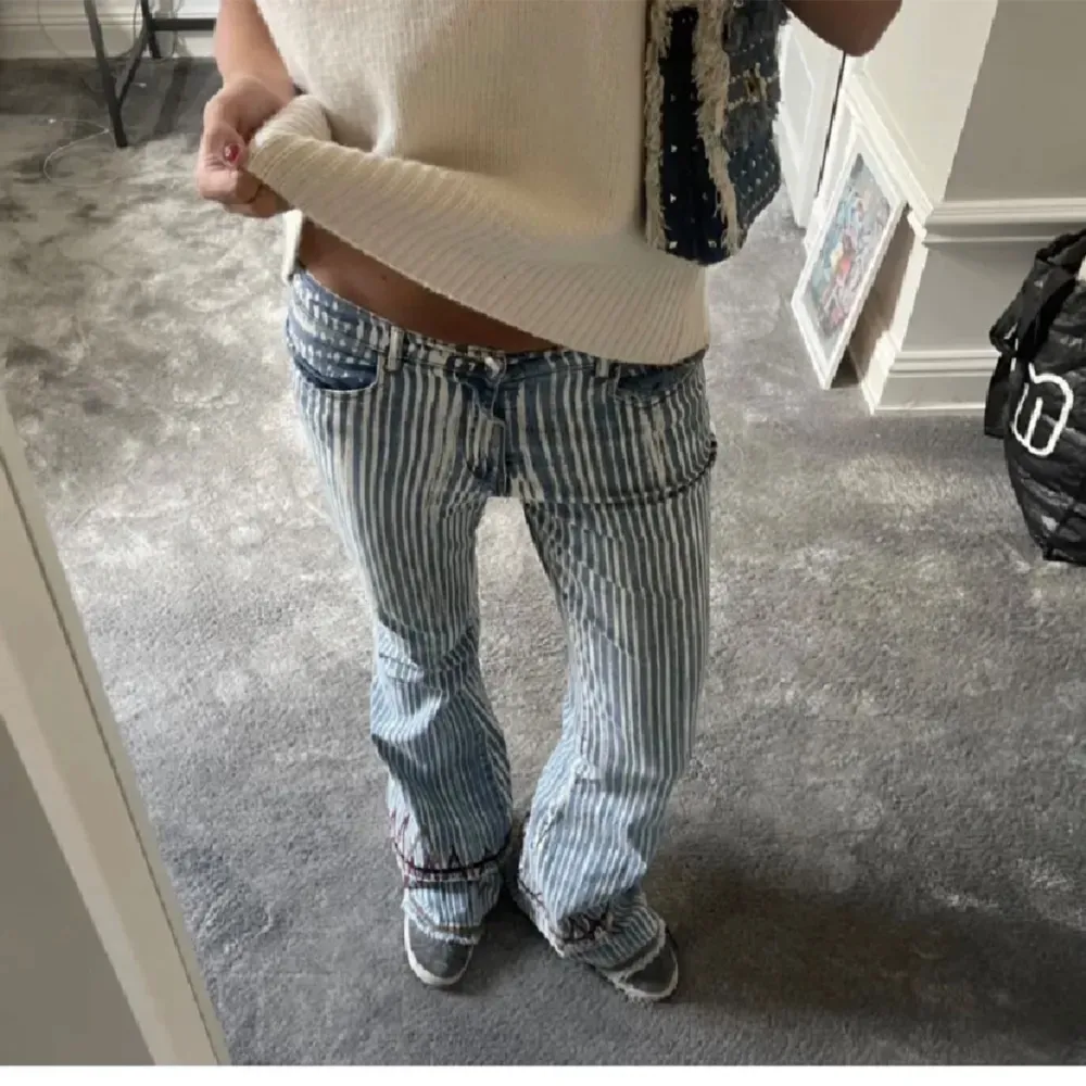 Säljer dessa unika och snygga jeans som passar en S och är 171cm . Jeans & Byxor.