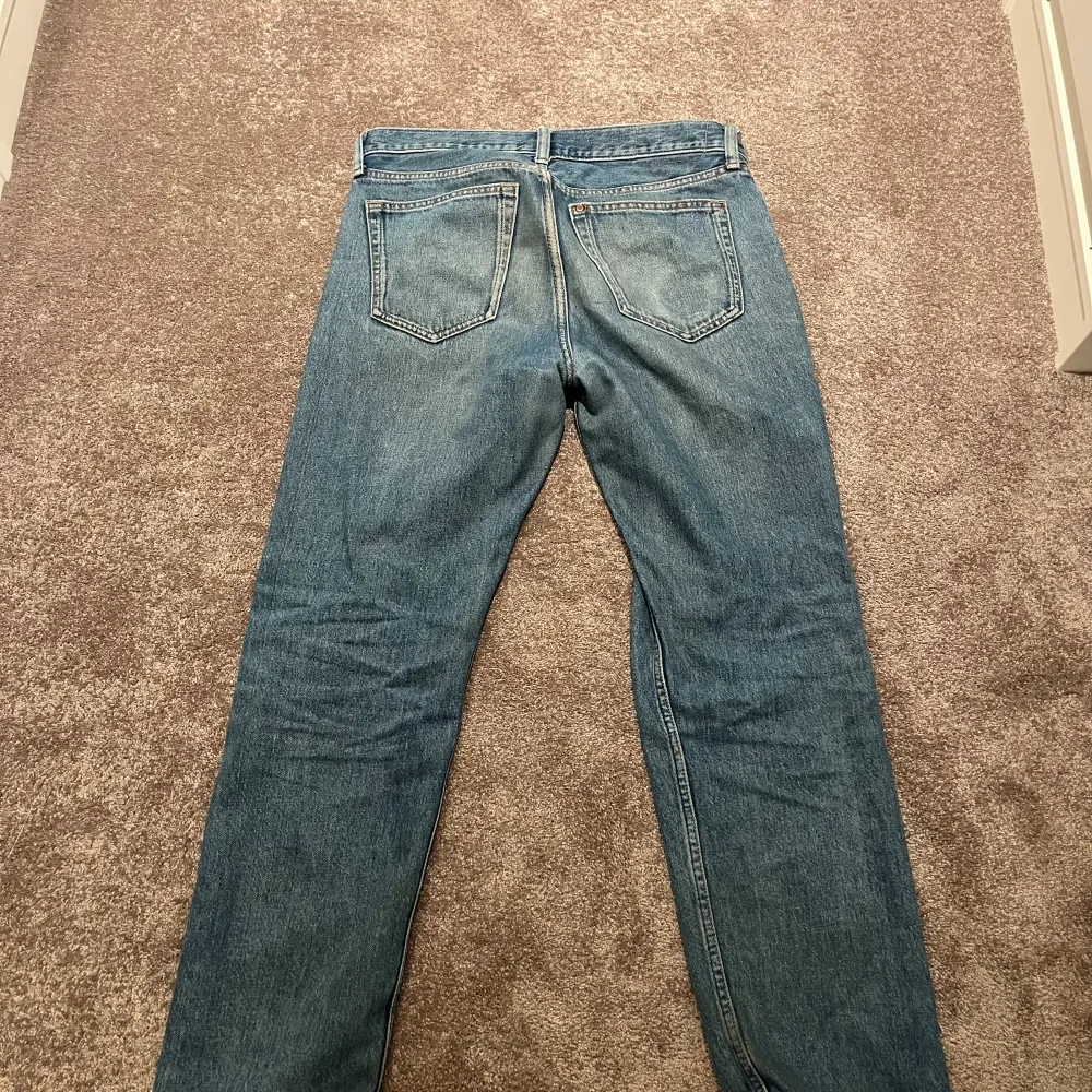 Blåa jeans från H&M i storlek 29/32. Använt jeansen fåtal gånger.. Jeans & Byxor.