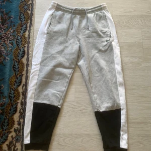 Lacoste mjukisbyxor - Säljer nu dessa feta Lacoste mjukisbyxorna. Byxorna är nästan helt oanvända, nyskick. Nypris på byxorna är ca 1100kr. Skriv om ni vill ha fler bilder eller vid minsta lilla funderingen!