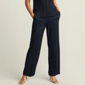 Kostymbyxor  - Marinblå kostymbyxor från Stockholm LM (MQ) helt nya med lappen kvar.  Nypris var 699,- 