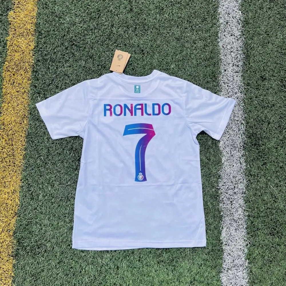 En undebar snygg ronaldo al nassr tröja i player version  helt ny och oanvänd med tagg kvar  väldigt vacker färg postar inom 24h skriv vid funderingar pris kan diskuteras . Sportswear.