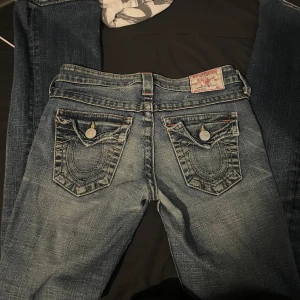 True religion jeans - De är välanvända och har defekter som syns på sista bilden. Det har även funnits tidigare hål men de har jag själv sytt och fixat så gott jag kan.Ingen garanti att det kommer hålla💗jag är 164, midjemått : 38cm tvärsöver, innerben : 85 