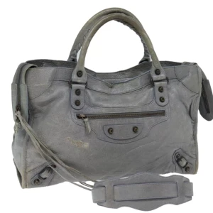 Balenciaga City väska - Material: läder Färg: ljusblå   Tillbehör: axelrem  Det finns några tecken på användning, men överlag bra skick. Se bilder för detaljer!