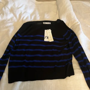 Tunn tröja - Fin tunnare tröja från zara som man kan ha över en klänning eller kjol, lappen är kvar och den är aldirg använd. Kontakta  vid frågor eller fler bilder, priset kan diskuteras❤️