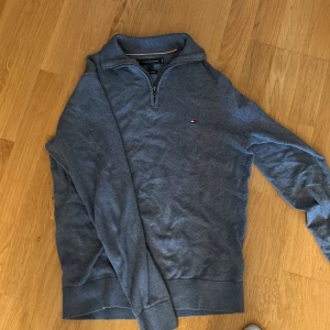 Tommy Hilfiger half zip - Supersnygg Tommy halfzip, skick 6/10 för att det är ett litet hål i ena armhålan (bild 3) men det syns knappast och kan lätt fixas.