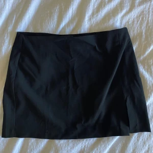 Kjol - Jättefin kort kjol med slits som är perfekt till sommaren☀️  Är i gott skick  Priset går alltid att diskutera 