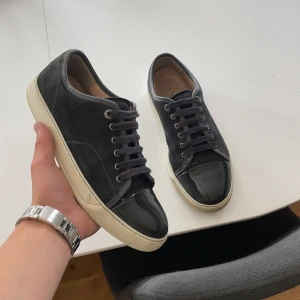 Lanvin  - Säljer ett par lanvin cap toe mörkgråa i storlek uk5 vilket motsvarar 38 men sitter så stort så passar 40-41. Skick 9/10. Hör av dig vid frågor eller funderingar!💯