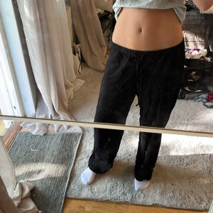Linnebyxor - Svarta lite vida linnebyxor från pull &bear, nästan aldrig använda. Väldigt skönt material. Kontakta mig för fler bilder, priset kan diskuteras🙌