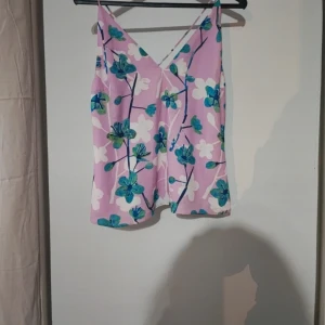 Topp - Supersnygg topp från hm utan skavanker.  Violfärgad med blommor 🌸   Hund och katt finns i hemmet. 