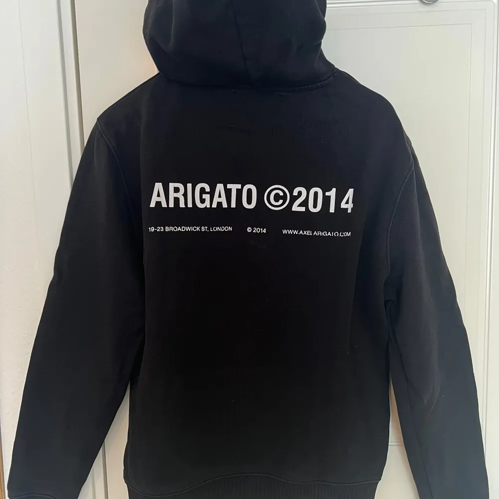 En svart hoodie från Axel Arigato. Skick: 7/10, använd varsamt. Nypris: 1700. Hör gärna av er vid funderingar! . Hoodies.