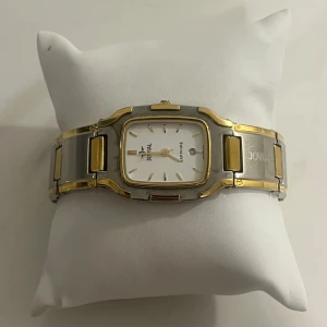 Jovial klocka - Jätte snygg klocka från märket jovial i guld & silver. Den är i super fint skick och har aldrig används! 💞