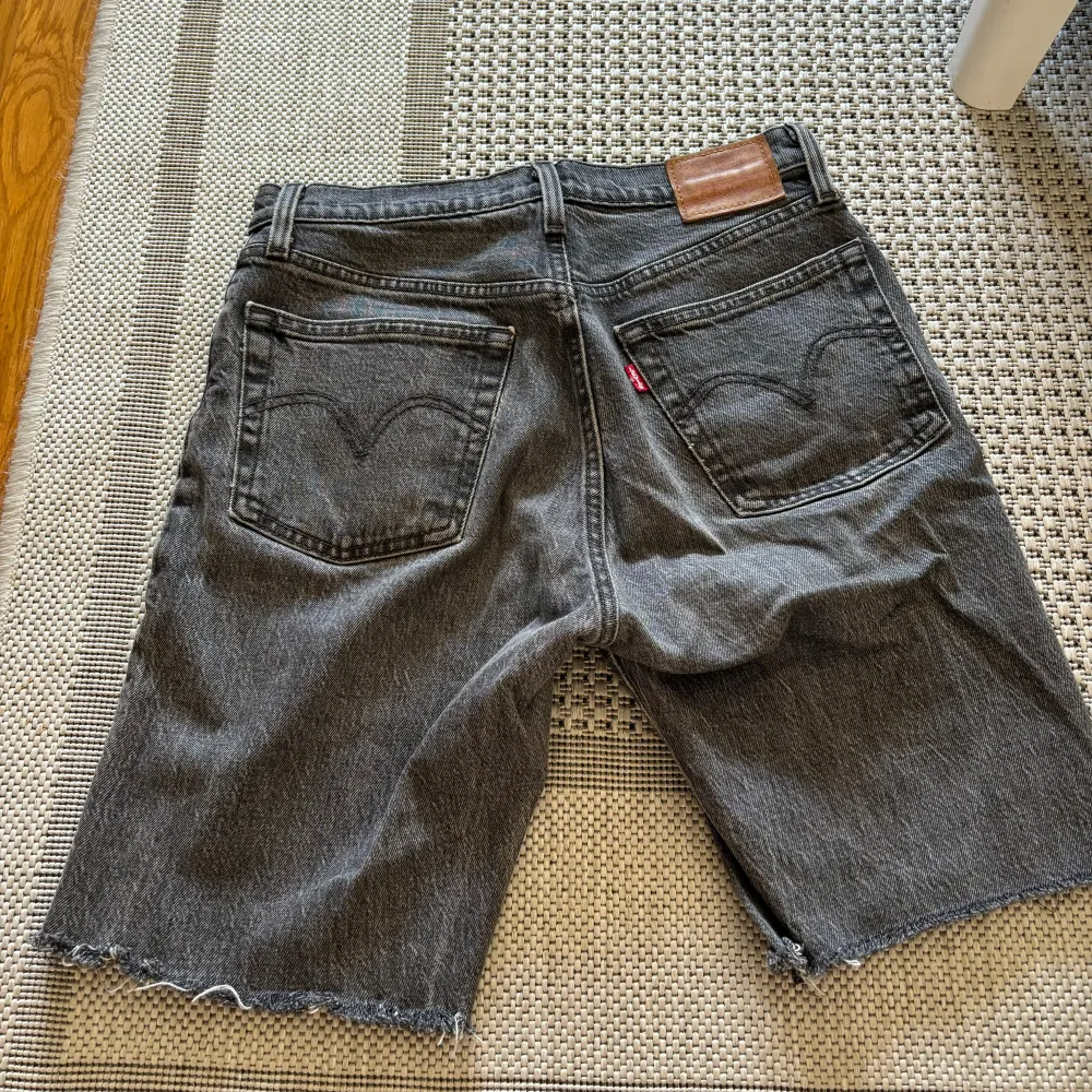 Snygga shorts från Levis Dem sitter som en smäck  Använt fåtal gånger  Vet inte riktigt vilken storlek dem har men skulle gissa på st 36. Kolla bild 3 för anvisning på storlek  Hör av dig om du undrar något!. Shorts.