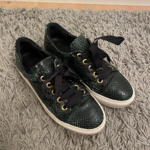 Gröna sneakers  - Gröna ormskinsmönstrade sneakers från billi bi. Storlek 39, passar också 38.5. Bra skick!