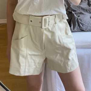 Lädershorts - Säljer dessa finshorts från Twist & Tango. Skulle med stor sannolikhet gissa att det är fejkläder. Färgen är ljusbeige/ krämvit. Vid midjan där bak finns typ några svaga blå streck, tänker dock inte på det så mkt, se bild.