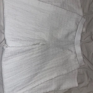 Linne byxor från Only, köpta för ca 300 - Använda en gång, lappen är av då jag vek ner kanten så de blev low då syntes lappen så klippte av den. pris går att diskuteras på allt jag lägger ut.🫶🏼 