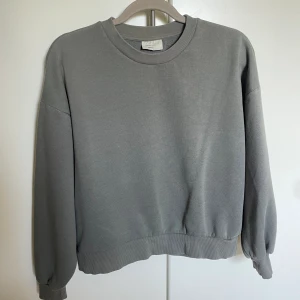 Sweatshirt - Säljer dennna gråa sweatshirt från Gina Tricot💗 Använd ett par gånger men fortfarande i väldigt fint skick. Storlek S, säljer för 180 kr🥰 Obs, köpare står för frakt