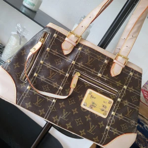 Fin väska.  - Hittade nyligen ifrån förrådet, lite skavanker som till exempel på guld brickan, förövrigt i bra skick.