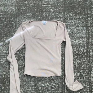 Vanlig fin tröja med bra kvalite  - Bra skick aldrig använd 