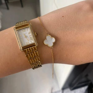 Klöver armband  - Klöverarmband som är köpt på ur och Penn för något år sedan. Nypris runt 350kr. Defekter är det som syns på bilden men det in princip syns inte när armbandet används. 