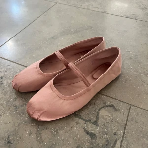 Ballerinaskor  - Jättefina ballerinaskor!! Använda 1 gång, nyskick. 