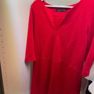 Rödklänning från Zara - Röd klänning från Zara👗🔥 Garderobsrensning på gång! Jag säljer detta fantastiskt plagg från mitt djur- och rökfria hem. 🛍️💫