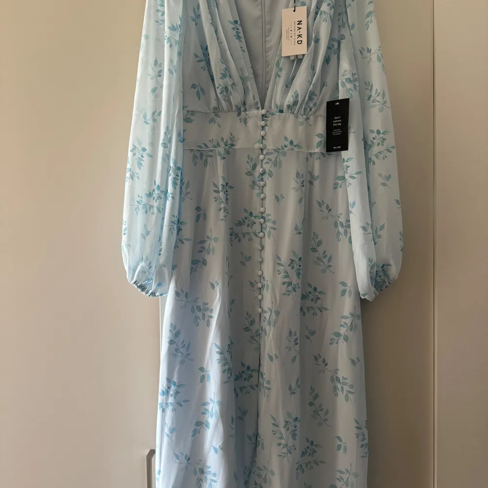 Midikläning från Na-Kd ny med sin tag 🏷️ 40 i storlek.! Jätte Finn men kommer inte använda den👗. Mekot.