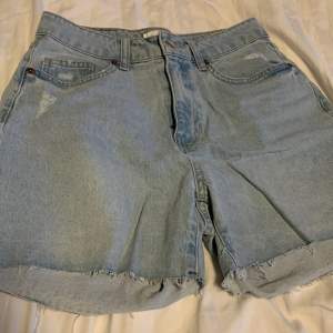 Snygga jeansshorts med lite stretch i  väldigt bra skick som är oanvända. 