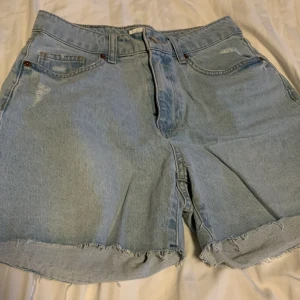 Jeans shorts (strlk 38) - Snygga jeansshorts med lite stretch i  väldigt bra skick som är oanvända. 