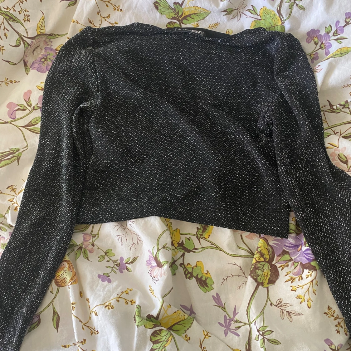 Glittrig crop top med långa ärmar - 90