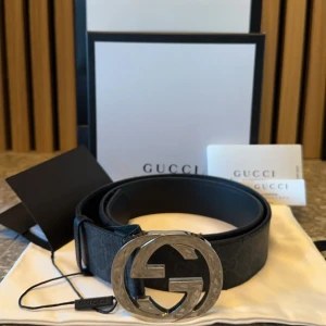Gucci Supreme Belt - Gucci Supreme Belt🌚  -Storlek: 90 (Finns flertal hål) -Skick: 7,5/10 -Nypris: 4800kr -Vårat pris: 2200kr -Frakt: Ingår📦  ALL OG, Kvitto, Box, dustbag, tags osv. Tveka inte att höra av dig vid minsta frågan! *We are not affiliated with any brands offe