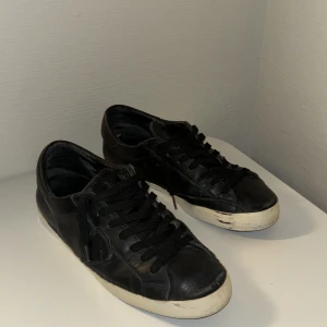 Phillipe model skor - Ett par riktigt feta phillipe model skor till ett bra pris, storlek 42 men passar även 43. 8/10 i skick men kan se att dem har använt lite på sulan vid fler frågor är det bara att skriva