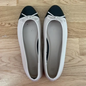 Ballerinaskor - Säljer mina snygga ballerina skor som endast är använda fåtal gånger och är i jätte bra skick