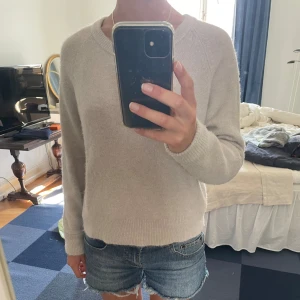 Beige stickad tröja från samsøe samsøe  - En mjuk och skön beige långarmad tröja från samsøe samsøe. Använd endast en gång så den är i helt nyskick! Inga defekter! Perfekt basplagg för alla tillfällen!🙌😍