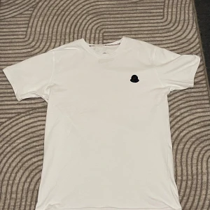 Moncler t shirt  - Moncler t shirt storlek m men passar S 