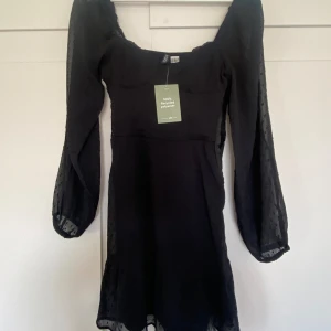 Klänning  - Kort sommarklänning, för liten för mig och oanvänd.