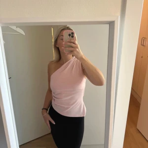 Topp lapp kvar - Topp ifrån Gina Tricot aldrig avvanns lapp kvar  Pris kan diskuteras 