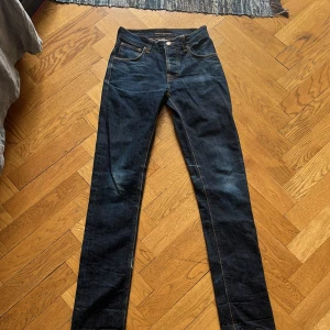 Blå Nudie Jeans. Stkl: 26 i midjan och 32 i längden - Använda 