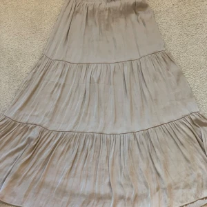 Lång kjol💕 - Säljer en jätte fin lång tjol i storlek ”Xxs” Ock den är köpt från Ginatricot. Aldrig använd så den är som ny! Om du är intresserad av att köpa den skriv till mig först!💕