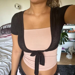 Topp - En jätte fin liten kofta  som är i nyskick från hm❤️ 