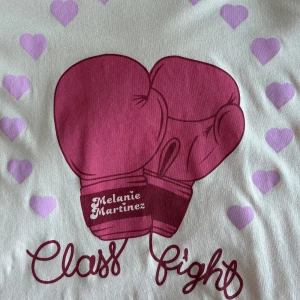 Melanie Martinez t-shirt  - Ny & oanvänd t-shirt Melanie Martinez merch, stl.M, oversizemodell. Ljusrosa. 200:- 
