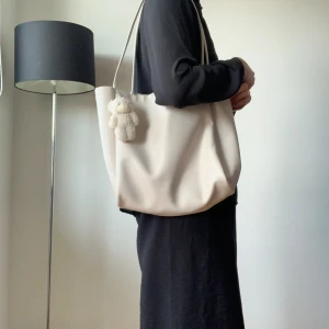 Gullig Teddy Hand Väska  - Läder imitation med en teddy björn, rymlig och bekväm. Nyttskick endast använd tre gånger, säljer då jag måste bli av med allt som inte används🩷