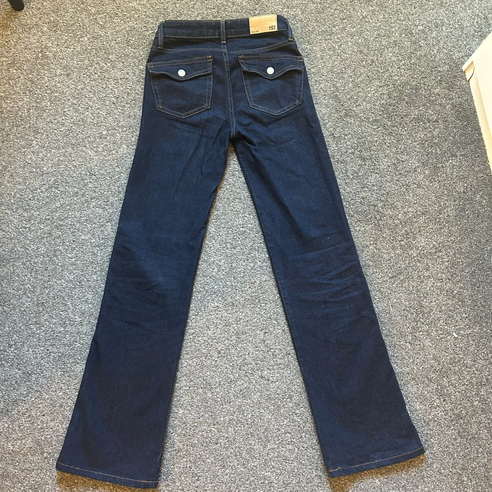 Säljer mina lågmidjande jeans från lager 157💕använt dom max tre gånger❤️de är i storlek XXS och är i full length💕. Jeans & Byxor.