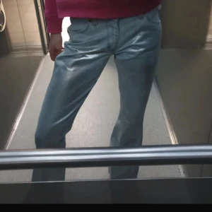 Ljusblåa Lågmidjade bootcut jeans - Silvrigt skimmer på framsidan och på bakfickorna. Passar mig som är 1.72 och bär storlek S