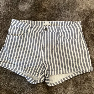 Shorts  - Jätte snygga randiga shorts! Dem har inte kommit till användning och därför väljer jag att sälja dem! Byxorna är i färgen blå och vit💙🤍